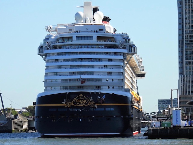 Disney Dream aan de Cruiser Terminal Rotterdam